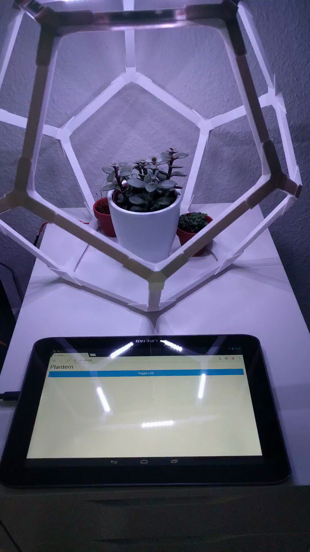First version of the Web server Pushing a button on a tablet to turn on and off a lamp
